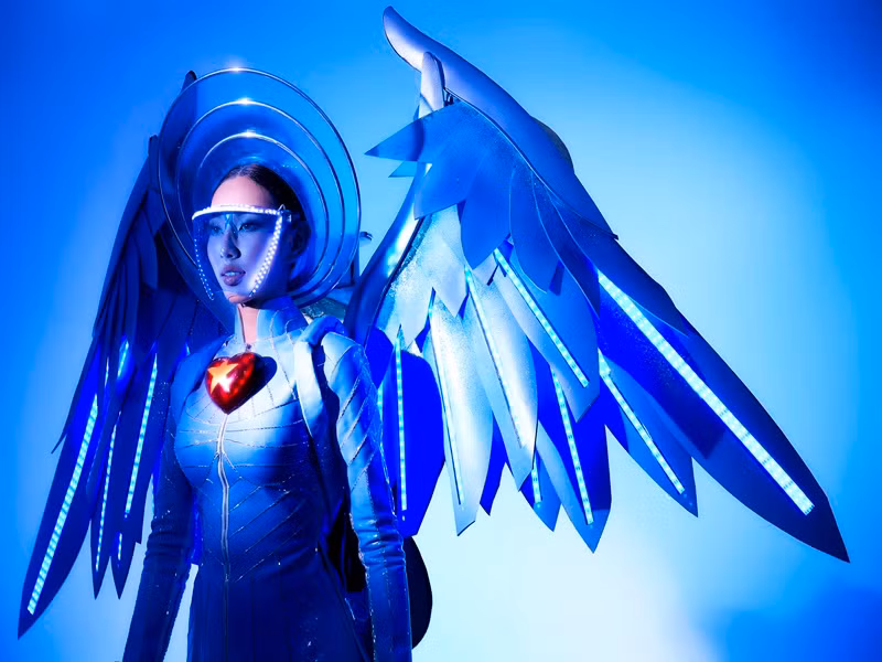 Đại diện Việt Nam Thùy Tiên sẽ mặc bộ trang phục “Blue angel - Thiên thần áo xanh” của NTK Tín Thái trong phần thi quốc phục. Thông qua bộ trang phục, Thùy Tiên và nhà thiết kế đều mong muốn bày tỏ lòng biết ơn sâu sắc gửi đến lực lượng tuyến đầu chống dịch cũng như ngành y thế giới trong công cuộc đẩy lùi dịch bệnh. Ảnh: Hoàng Phúc