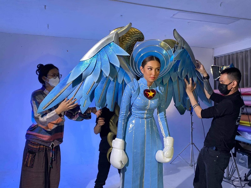 Trang phục “Thiên thần áo xanh” được kỳ vọng gây ấn tượng tại phần thi quốc phục diễn ra vào tối ngày 30/11. Ảnh: FB Thùy Tiên