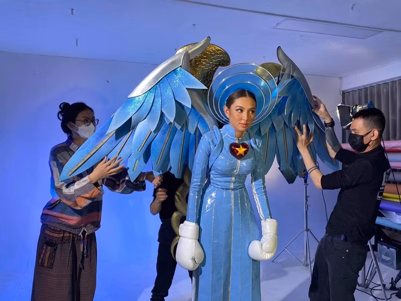 Trang phục “Thiên thần áo xanh” được kỳ vọng gây ấn tượng tại phần thi quốc phục diễn ra vào tối ngày 30/11. Ảnh: FB Thùy Tiên