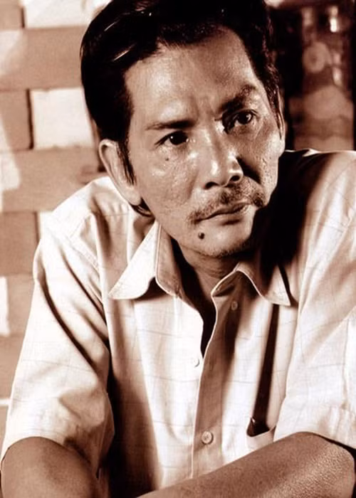 Thương Tín sống rất sang chảnh dù cát sê của ông không cao so với đồng nghiệp lúc đó. Ông liên tục đổi xe hơi, mặc quần áo hàng hiệu. Nam diễn viên thậm chí từng tiêu tới vài ba cây vàng trong một đêm. Ảnh: Cảnh sát toàn cầu