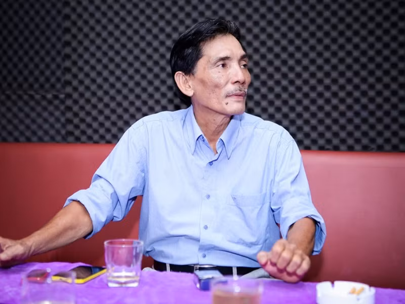 Nam diễn viên lăn lộn trên phim trường kiếm tiền nuôi gia đình. Để tiết kiệm tiền, Thương Tín toàn chạy xe máy. Rồi có những hôm đóng phim xong thì trời đã khuya ông vẫn đi xe về nhà vì sợ tốn tiền thuê nhà trọ nếu ở lại. Ảnh: Zing