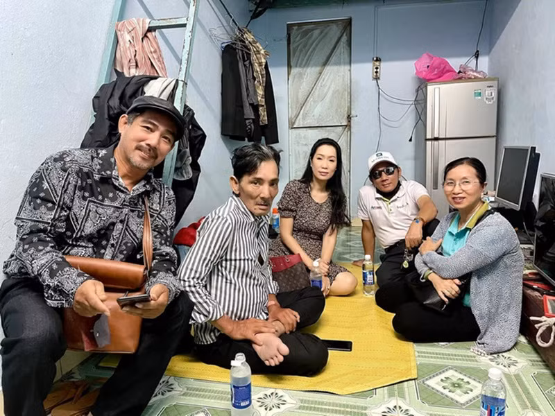 Thương Tín được các nhà hảo tâm và các nghệ sĩ hỗ trợ hơn 400 triệu đồng. Ngoài ra, vợ của Thương tín nhận được 400 triệu đồng ủng hộ vào tài khoản. Bên cạnh đó, một nhà hảo tâm còn tặng nam diễn viên một chiếc ôtô cũ trị giá 400 triệu đồng. Ảnh: Người lao động