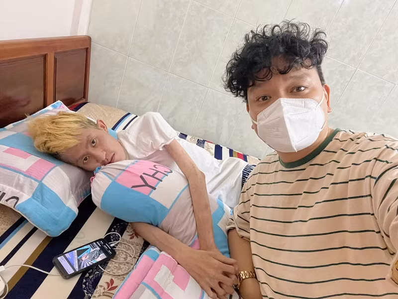 Người nhà của Chí Thành chia sẻ trên Zing: “Mấy ngày nay, Thành ăn uống được nên khuôn mặt đỡ hốc hác. Sức khỏe ổn định, tỉnh táo hơn trước. Tuy nhiên, tinh thần của Thành sa sút và bi quan". Ảnh: FB Trịnh Tú Trung