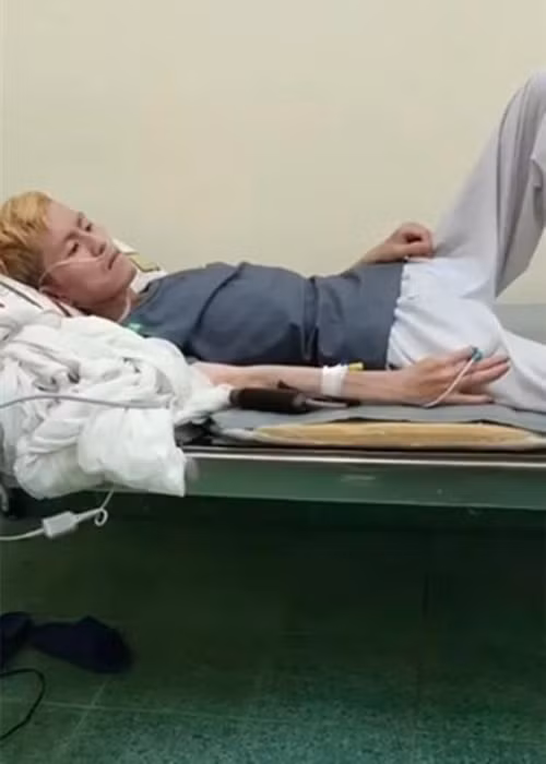  Phạm Chí Thành phát hiện mắc viêm gan B, viêm phổi cách đây một năm. 4 tháng trở lại đây, bệnh tình của anh chuyển biến nặng nên phải nhập viện. Gần đây, nam ca sĩ xin xuất viện vì hết tiền điều trị. Sau đó, nhờ sự giúp đỡ của các mạnh thường quân, Chí Thành nhập viện trở lại. Ảnh: FB Bạn Chí Thành