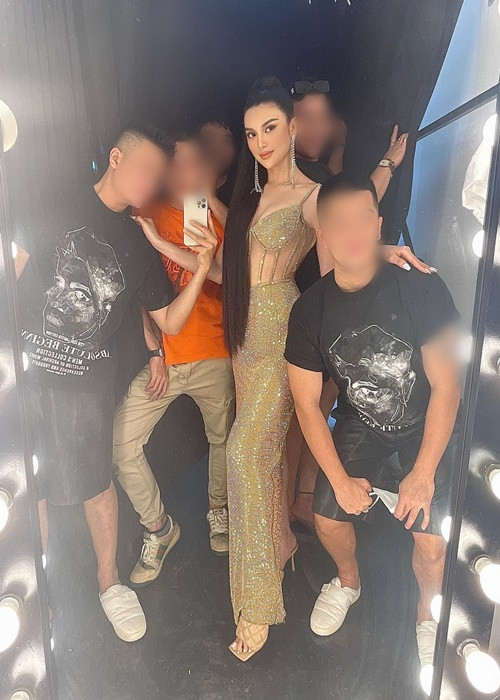 Các status cũ của Lily Chen về vụ “dùng chung bồ” hiện tại không còn trên trang cá nhân của người đẹp. Nhiều khán giả không bất ngờ bởi Lily Chen dường như có thói quen viết rồi lại xóa (hoặc ẩn).