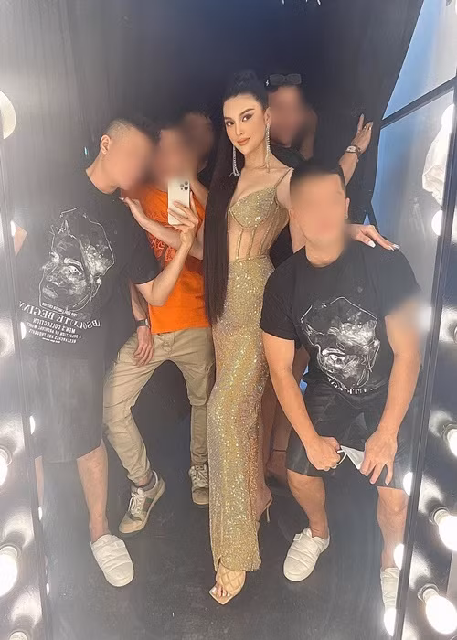 Các status cũ của Lily Chen về vụ “dùng chung bồ” hiện tại không còn trên trang cá nhân của người đẹp. Nhiều khán giả không bất ngờ bởi Lily Chen dường như có thói quen viết rồi lại xóa (hoặc ẩn).