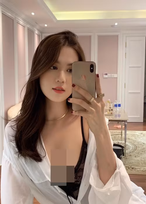 Lily Chen không nhắc đến tên Ngọc Trinh trong các bài viết nhưng nhiều người cho rằng “ngọc nữ bolero” đang ám chỉ “nữ hoàng nội y”. Phía Ngọc Trinh từng đăng tải một status đáp trả gay gắt.