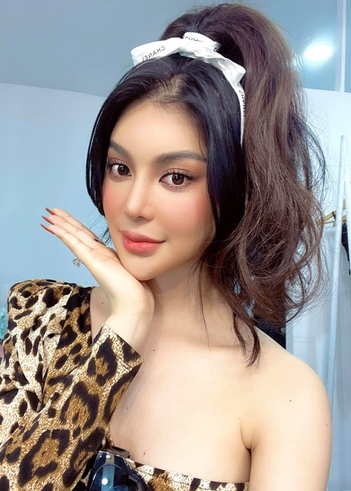 Lily Chen nhắn nhủ “tình địch”: “Em chỉ nói cho chị biết, em đã buông cho chị hạnh phúc rồi! Chị nên tha cho em yên! Chị nên nhìn lại bản thân mình đi. Em không có người đàn ông đó em không chết đi. Người đàn ông cho chị nên ôm ấp chị kỹ càng, đừng hại em nữa”.