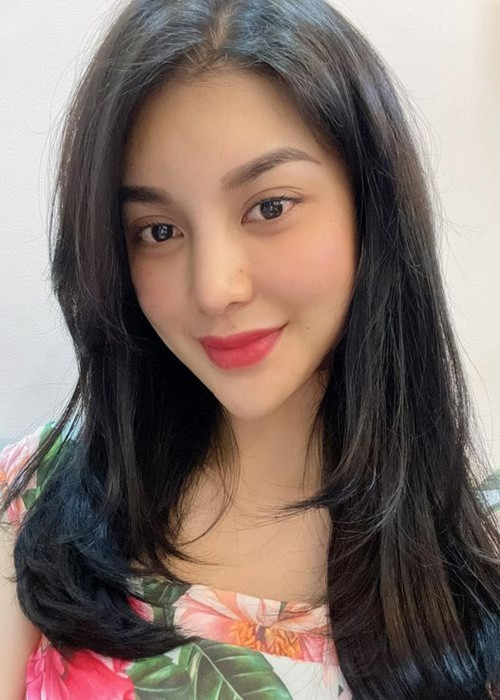 Trên trang cá nhân, Lily Chen vừa công khai một số tình tiết liên quan đến vụ bị giật bồ. Theo “ngọc nữ bolero”, “tình địch” nói rằng có thể chung bồ với bất kì ai ngoại trừ cô. “Chào chị, chị nói với người đàn ông của em: “Chị chung chồng với ai cũng được trừ em”. Sao vậy? Chị lo sợ em điều gì vậy? Chị hỏi người đưa Roll Royce cho chị chạy xem em có cần chung chồng với chị không? Chị sao vậy?”, Lily Chen viết.