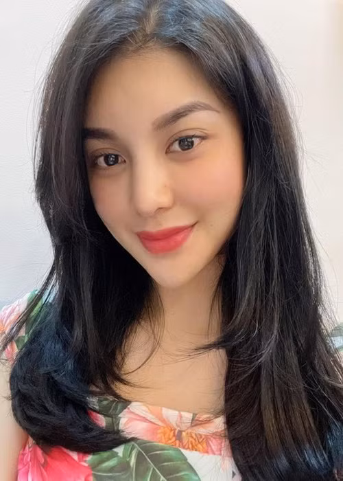 Trên trang cá nhân, Lily Chen vừa công khai một số tình tiết liên quan đến vụ bị giật bồ. Theo “ngọc nữ bolero”, “tình địch” nói rằng có thể chung bồ với bất kì ai ngoại trừ cô. “Chào chị, chị nói với người đàn ông của em: “Chị chung chồng với ai cũng được trừ em”. Sao vậy? Chị lo sợ em điều gì vậy? Chị hỏi người đưa Roll Royce cho chị chạy xem em có cần chung chồng với chị không? Chị sao vậy?”, Lily Chen viết.