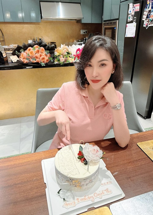 Quỳnh Thư cho hay: “Những ngày qua thật sự rất bận, không có thời gian để ngủ luôn chứ đừng nói đến cho việc giải thích hay hơn thua. Và chuyện như thế nào hồi sau sẽ rõ. Hãy kiên nhẫn đợi nhé! Còn bây giờ Thư phải tập trung cao độ để làm việc tiếp đây. Dù ai có hiểu lầm hay phán xét sai đi chăng nữa thì cũng cảm ơn các bạn đã quan tâm thật nhiều”. Ảnh FB Quỳnh Thư