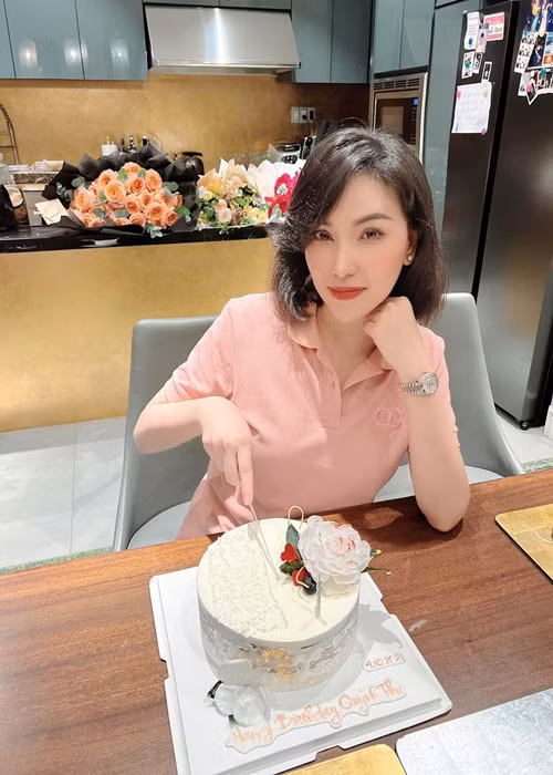 Quỳnh Thư cho hay: “Những ngày qua thật sự rất bận, không có thời gian để ngủ luôn chứ đừng nói đến cho việc giải thích hay hơn thua. Và chuyện như thế nào hồi sau sẽ rõ. Hãy kiên nhẫn đợi nhé! Còn bây giờ Thư phải tập trung cao độ để làm việc tiếp đây. Dù ai có hiểu lầm hay phán xét sai đi chăng nữa thì cũng cảm ơn các bạn đã quan tâm thật nhiều”. Ảnh FB Quỳnh Thư