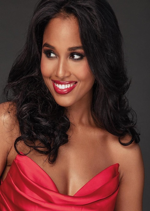 Theo Angelopedia, Hoa hậu Pháp 2020 đam mê thời trang, âm nhạc, phim ảnh, biết chơi đàn piano, boxing. Ảnh: Instagram Clemence Botino