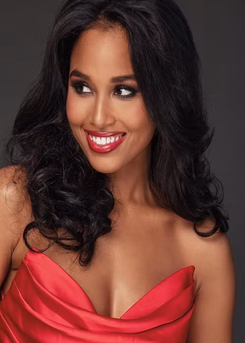 Theo Angelopedia, Hoa hậu Pháp 2020 đam mê thời trang, âm nhạc, phim ảnh, biết chơi đàn piano, boxing. Ảnh: Instagram Clemence Botino