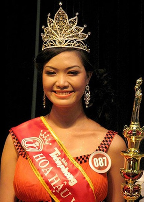 Vào thời điểm đăng quang, ngoài nhan sắc, Thùy Dung không được đông đảo khán giả ủng hộ còn bởi lùm xùm chưa tốt nghiệp THPT, vi phạm quy chế của ban tổ chức cuộc thi và nghi vấn học bạ giả. Theo Zing, Sở GD-ĐT thành phố Đà Nẵng đã tổ chức thanh tra tại trường PTTH Quang Trung, nơi Thùy Dung theo học và xác nhận, người đẹp thôi học từ giữa học kỳ 1 năm lớp 12, kết quả học lực của Thùy Dung trong 2 năm lớp 10 và 11 chỉ dừng ở mức trung bình. Còn ban tổ chức Hoa hậu Việt Nam 2008 thông báo Thùy Dung không vi phạm quy chế bởi thể lệ đã có sự thay đổi. Cuộc thi chỉ yêu cầu thí sinh “có trình độ học vấn PTTH" trở lên thay vì “tốt nghiệp PTTH”. Sau sự cố, Thùy Dung đi học lại và tốt nghiệp vào năm 2009. Ảnh: Người tiêu dùng