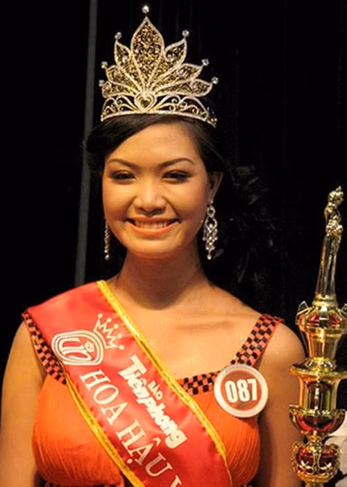 Vào thời điểm đăng quang, ngoài nhan sắc, Thùy Dung không được đông đảo khán giả ủng hộ còn bởi lùm xùm chưa tốt nghiệp THPT, vi phạm quy chế của ban tổ chức cuộc thi và nghi vấn học bạ giả. Theo Zing, Sở GD-ĐT thành phố Đà Nẵng đã tổ chức thanh tra tại trường PTTH Quang Trung, nơi Thùy Dung theo học và xác nhận, người đẹp thôi học từ giữa học kỳ 1 năm lớp 12, kết quả học lực của Thùy Dung trong 2 năm lớp 10 và 11 chỉ dừng ở mức trung bình. Còn ban tổ chức Hoa hậu Việt Nam 2008 thông báo Thùy Dung không vi phạm quy chế bởi thể lệ đã có sự thay đổi. Cuộc thi chỉ yêu cầu thí sinh “có trình độ học vấn PTTH" trở lên thay vì “tốt nghiệp PTTH”. Sau sự cố, Thùy Dung đi học lại và tốt nghiệp vào năm 2009. Ảnh: Người tiêu dùng