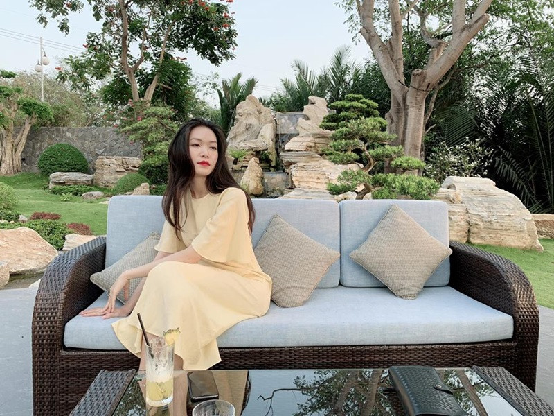 Từ năm 2019, Thùy Dung sang Mỹ định cư cùng gia đình nhưng vẫn đi về Việt Nam. Ở Mỹ, người đẹp giúp đỡ gia đình công việc kinh doanh. Ảnh: VOV