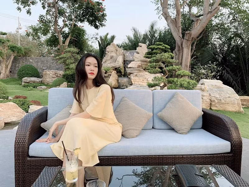 Từ năm 2019, Thùy Dung sang Mỹ định cư cùng gia đình nhưng vẫn đi về Việt Nam. Ở Mỹ, người đẹp giúp đỡ gia đình công việc kinh doanh. Ảnh: VOV