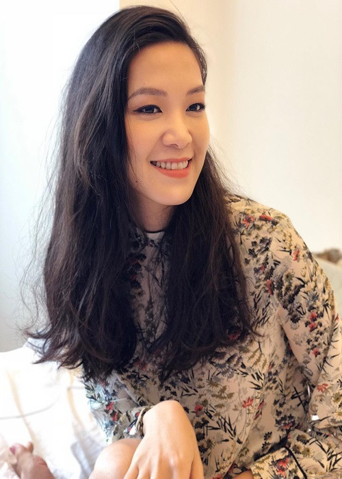 Năm 2018, Thùy Dung phủ nhận nghi vấn dao kéo. “Không phải mình thành kiến hay ghét gì nhưng khi nào thấy thật sự cần làm mình sẽ làm ngay không chậm trễ”, cô nói. Về lý do khuôn mặt thon gọn hơn sau đăng quang, người đẹp cho hay: "Trong thời gian niềng răng, vì không ăn uống được nhiều, cơ thể gầy đi, xương hàm cũng nhỏ lại nên khuôn mặt trông thon gọn hơn”. Thùy Dung chia sẻ rằng bí quyết trẻ đẹp của cô là tập yoga, gym và ăn uống khoa học, không kiêng cữ. Ảnh: VOV