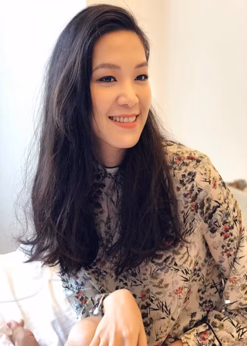 Năm 2018, Thùy Dung phủ nhận nghi vấn dao kéo. “Không phải mình thành kiến hay ghét gì nhưng khi nào thấy thật sự cần làm mình sẽ làm ngay không chậm trễ”, cô nói. Về lý do khuôn mặt thon gọn hơn sau đăng quang, người đẹp cho hay: "Trong thời gian niềng răng, vì không ăn uống được nhiều, cơ thể gầy đi, xương hàm cũng nhỏ lại nên khuôn mặt trông thon gọn hơn”. Thùy Dung chia sẻ rằng bí quyết trẻ đẹp của cô là tập yoga, gym và ăn uống khoa học, không kiêng cữ. Ảnh: VOV