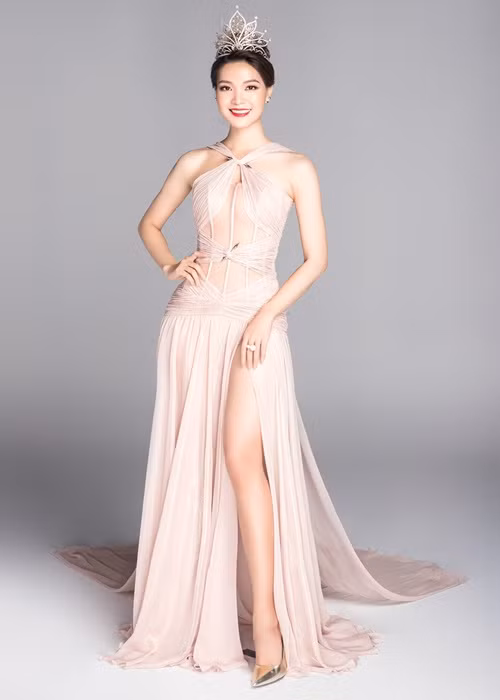 Mới đây, trên trang cá nhân, Hoa hậu Thùy Dung viết: "Không hiểu sao về Việt Nam mình thấy không khí khó thở hơn ở Mỹ". Phát ngôn của người đẹp nhanh chóng gây tranh cãi trái chiều, bị "ném đá". Nhiều cư dân mạng cho rằng Thùy Dung “sính ngoại”. Ảnh: Vietnamnet