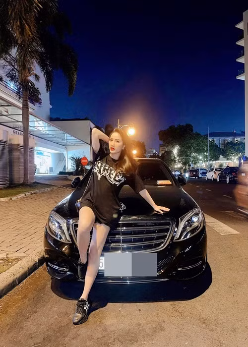 Bảo Thy giấu bụng bầu bằng việc diện áo hoặc váy rộng để che vòng 2. Ảnh: FB Bảo Thy