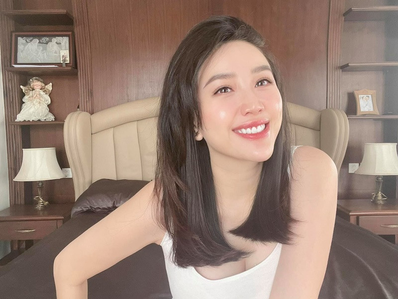 Ngoài ra, nữ ca sĩ thường đăng ảnh chụp cận mặt, không để lộ vòng 2. Ảnh: FB Bảo Thy