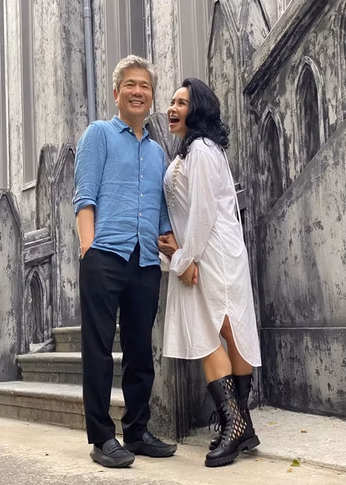 Sau lễ dạm ngõ, Thanh Lam đăng tải hình ảnh bên bác sĩ Tiến Hùng như thường thấy.