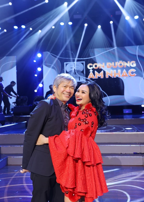 Bác sĩ Bùi Tiến Hùng thường xuyên sánh đôi cùng Thanh Lam trong các chương trình.