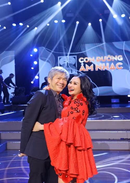 Bác sĩ Bùi Tiến Hùng thường xuyên sánh đôi cùng Thanh Lam trong các chương trình.