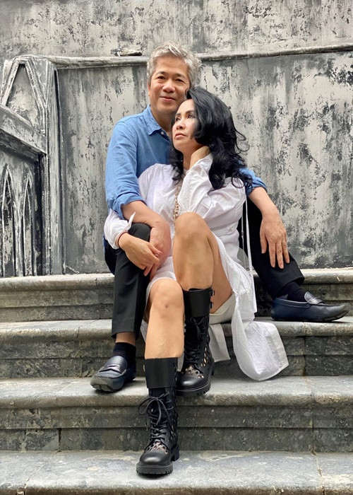 Cặp đôi bên nhau như hình với bóng.