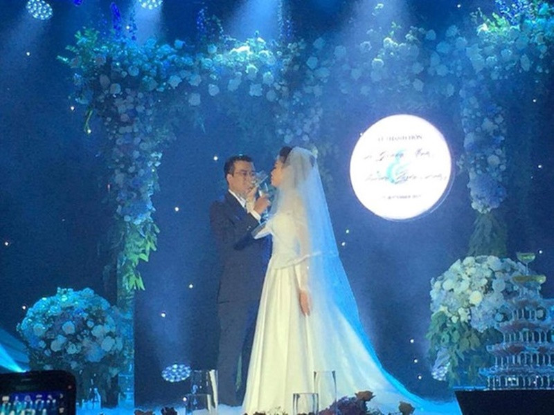 Bà xã của BTV Quang Minh tên thật là Nguyễn Huyền Linh, sinh năm 1986, kém BTV Quang Minh 10 tuổi. Cô viết văn, làm thơ, vẽ tranh, chơi đàn piano. Ngoài ra, Linh Lê làm việc trong ngành ngân hàng. Ảnh: VTC