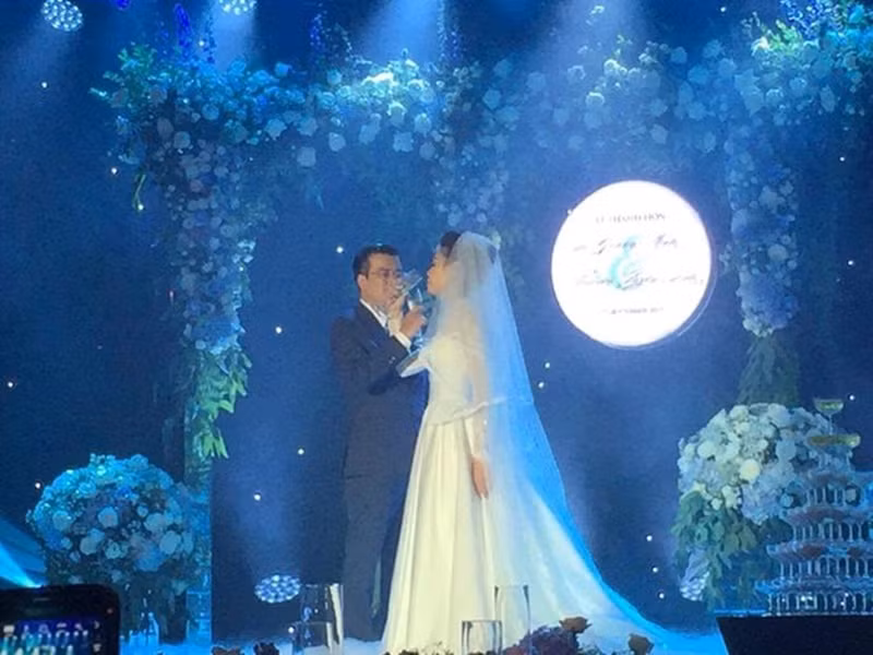 Bà xã của BTV Quang Minh tên thật là Nguyễn Huyền Linh, sinh năm 1986, kém BTV Quang Minh 10 tuổi. Cô viết văn, làm thơ, vẽ tranh, chơi đàn piano. Ngoài ra, Linh Lê làm việc trong ngành ngân hàng. Ảnh: VTC