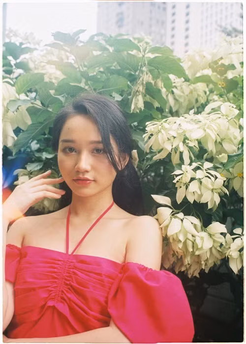 Từ khi nổi tiếng, Trúc Anh bận rộng hơn và được rất nhiều người biết đến. Thậm chí khi Trúc Anh đi ăn bún bò cũng có khán giả nhận ra cô. Nữ diễn viên chia sẻ, cô thấy chỉ có môi trường xung quanh thay đổi còn tính cách mình vẫn vậy.