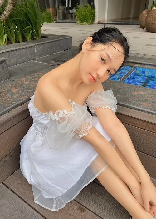 Trúc Anh theo đuổi phong cách gợi cảm nhưng thanh lịch không phải kiểu hở bạo.