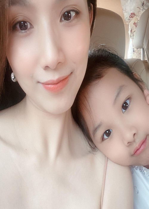 Hoa hậu Hoàn vũ Việt Nam 2008 sinh con trai đầu lòng năm 2010, con gái năm 2013.