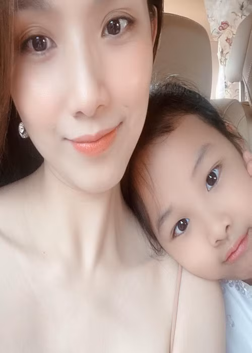 Hoa hậu Hoàn vũ Việt Nam 2008 sinh con trai đầu lòng năm 2010, con gái năm 2013.