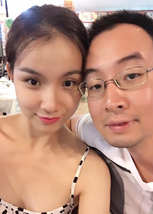 Thùy Lâm hết lời khen ngợi người bạn đời. "Tôi rất tự hào về gia đình mình, nhất là chồng tôi. Khi chuẩn bị kết hôn, tôi chẳng nghĩ anh ấy tuyệt vời đến vậy. Ông xã biết cùng tôi chăm sóc con, có những quan điểm nuôi dạy con cái rõ ràng, rất có trách nhiệm với gia đình. Anh ấy hay đến mức ngoài sức tưởng tượng của tôi", nàng hoa hậu chia sẻ.