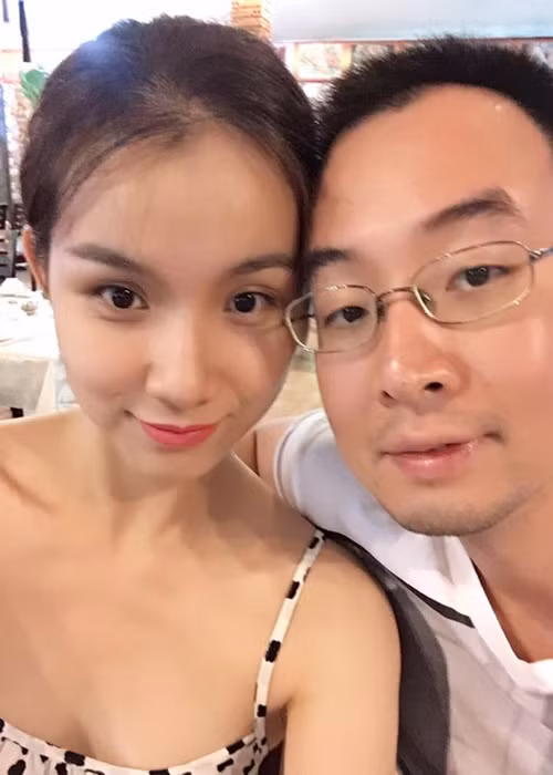 Thùy Lâm hết lời khen ngợi người bạn đời. "Tôi rất tự hào về gia đình mình, nhất là chồng tôi. Khi chuẩn bị kết hôn, tôi chẳng nghĩ anh ấy tuyệt vời đến vậy. Ông xã biết cùng tôi chăm sóc con, có những quan điểm nuôi dạy con cái rõ ràng, rất có trách nhiệm với gia đình. Anh ấy hay đến mức ngoài sức tưởng tượng của tôi", nàng hoa hậu chia sẻ.