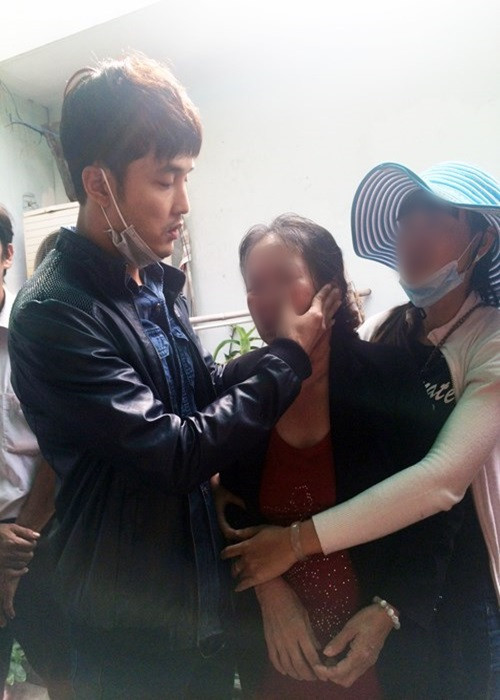 Khi Nguyễn Giàu qua đời, Ưng Hoàng Phúc cùng gia đình Nguyễn Giàu đưa nam diễn viên về quê lo hậu sự. Ảnh: Dân Việt