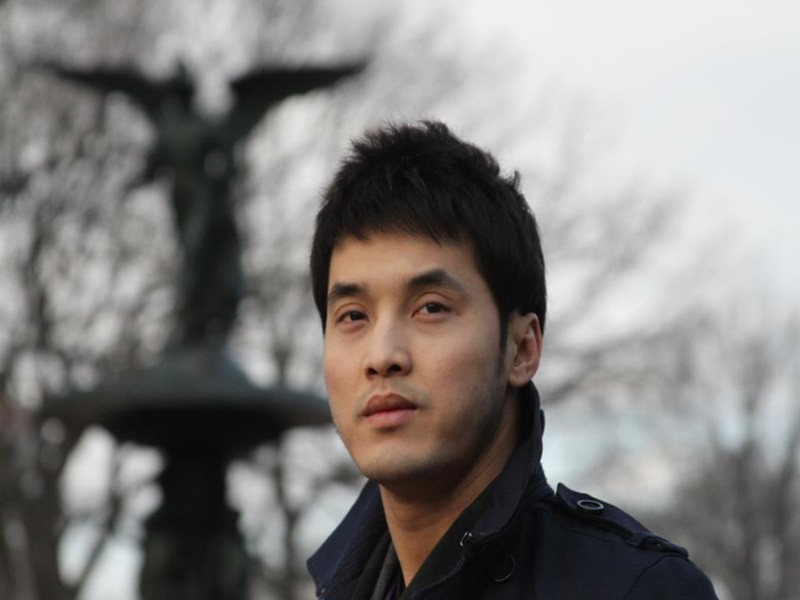 Người đại diện Ưng Hoàng Phúc chia sẻ trên Kênh 14, không có chuyện Ưng Hoàng Phúc đạo nhái. Người đại diện này còn chia sẻ, trong một bài phỏng vấn trước khi single ra mắt, Ưng Hoàng Phúc tuyên bố: "Phiên bản MV Chuyện đó đâu ai ngờ phát hành tại Mỹ là dựa theo ý tưởng từ kịch bản của đạo diễn nước ngoài nên sẽ có nhiều sự phá cách táo bạo. Ở version này Ưng Hoàng Phúc muốn gửi đến thông điệp về nghị lực sống phi thường, dám vượt qua mọi trở ngại khó khăn trong cuộc sống để hướng đến thành công". Ảnh: FB Ưng Hoàng Phúc