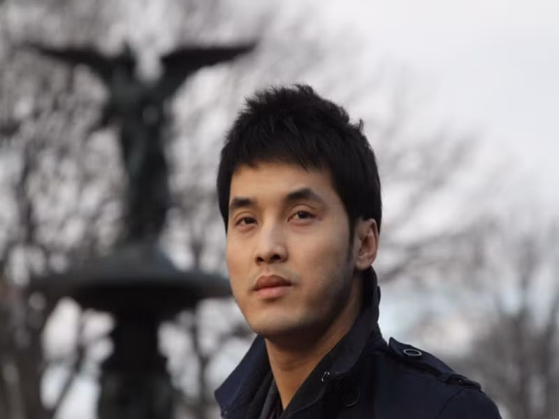 Người đại diện Ưng Hoàng Phúc chia sẻ trên Kênh 14, không có chuyện Ưng Hoàng Phúc đạo nhái. Người đại diện này còn chia sẻ, trong một bài phỏng vấn trước khi single ra mắt, Ưng Hoàng Phúc tuyên bố: "Phiên bản MV Chuyện đó đâu ai ngờ phát hành tại Mỹ là dựa theo ý tưởng từ kịch bản của đạo diễn nước ngoài nên sẽ có nhiều sự phá cách táo bạo. Ở version này Ưng Hoàng Phúc muốn gửi đến thông điệp về nghị lực sống phi thường, dám vượt qua mọi trở ngại khó khăn trong cuộc sống để hướng đến thành công". Ảnh: FB Ưng Hoàng Phúc