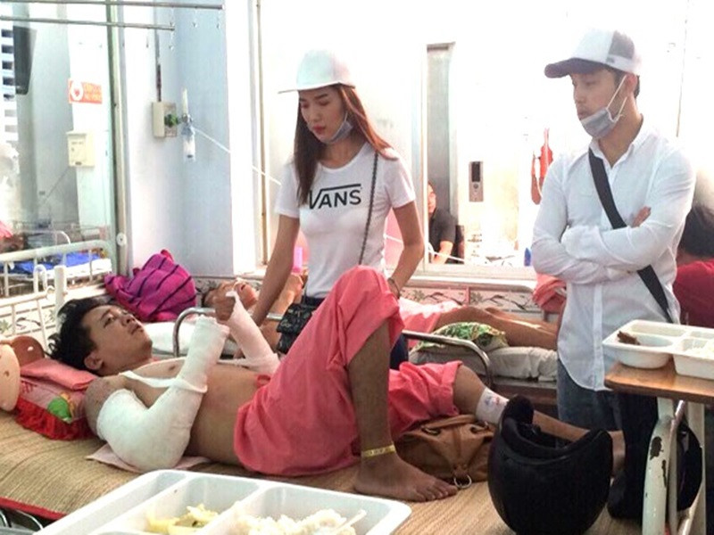 Đáng chú ý, một cư dân mạng tố Ưng Hoàng Phúc bỏ mặc Nguyễn Giàu bị tai nạn. Tuy nhiên, nam ca sĩ lên tiếng phủ nhận. Ưng Hoàng Phúc cho biết Nguyễn Giàu bị trượt chân té trong lúc đùa giỡn chứ không phải khi đang quay phim. Ngoài ra, khi sự việc xảy ra, anh lập tức đưa Nguyễn Giàu vào bệnh viện và luôn túc trực cùng gia đình Nguyễn Giàu. Ảnh: Dân Trí