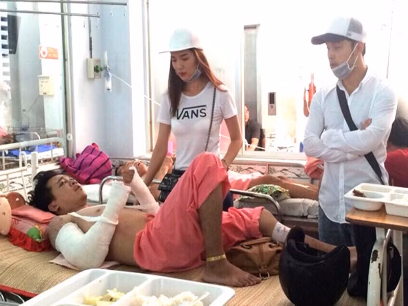 Đáng chú ý, một cư dân mạng tố Ưng Hoàng Phúc bỏ mặc Nguyễn Giàu bị tai nạn. Tuy nhiên, nam ca sĩ lên tiếng phủ nhận. Ưng Hoàng Phúc cho biết Nguyễn Giàu bị trượt chân té trong lúc đùa giỡn chứ không phải khi đang quay phim. Ngoài ra, khi sự việc xảy ra, anh lập tức đưa Nguyễn Giàu vào bệnh viện và luôn túc trực cùng gia đình Nguyễn Giàu. Ảnh: Dân Trí
