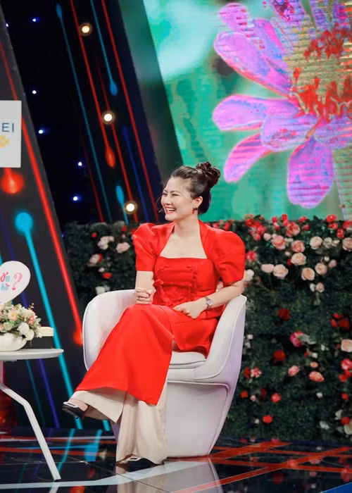 Ngọc Lan ghi hình cho chương trình "Tình trăm năm". Cô còn thay Hồng Vân làm "bà mối" của chương trình "Bạn muốn hẹn hò".