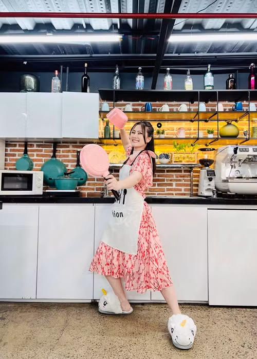 Hiện tại, nữ diễn viên cho rằng cô bận rộn đến mức không có cả thời gian để hẹn hò bởi cứ làm xong việc là về nhà với con để chăm sóc và chơi với con.