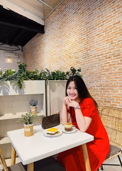 Nhan sắc của bà mẹ một con ngày càng rạng rỡ.