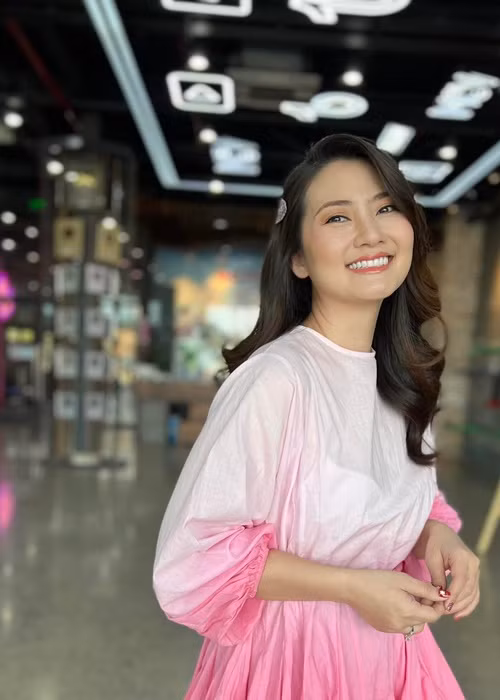 Gương mặt của Ngọc Lan hiện tại thon gọn hơn.