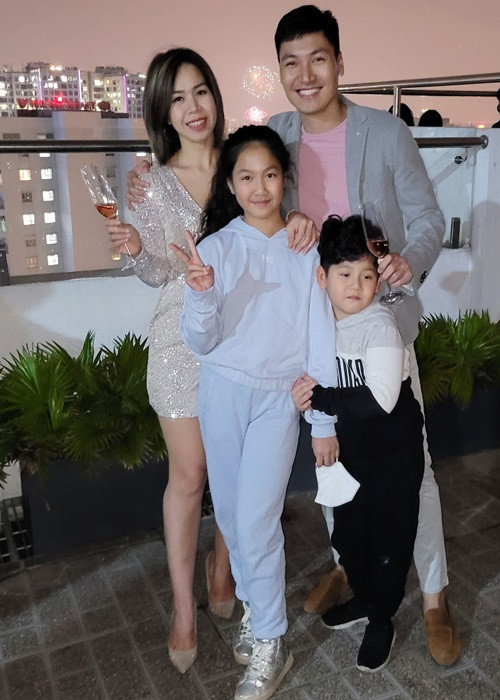 Giống Hồng Đăng, Mạnh Trường luôn dành thời gian rảnh rỗi cho gia đình, bù đắp lại những thiếu sót. Anh thường đưa vợ con đi du lịch, dạo phố ăn uống, xem phim.