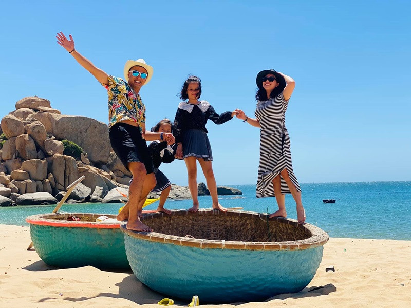 Để lấy lòng vợ, Hồng Đăng nỗ lực trở thành một người cha tốt. Vào thời gian rảnh, nam diễn viên thường sắp xếp để cả gia đình cùng đi chơi xa.